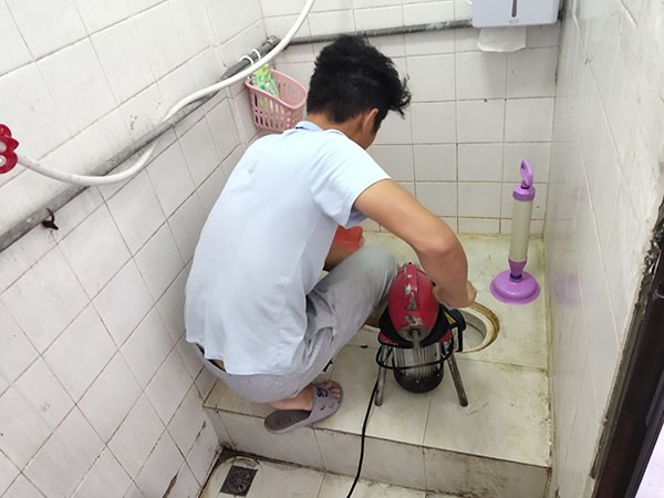 铁门关管道堵塞冒臭气 专业师傅现场解决问题