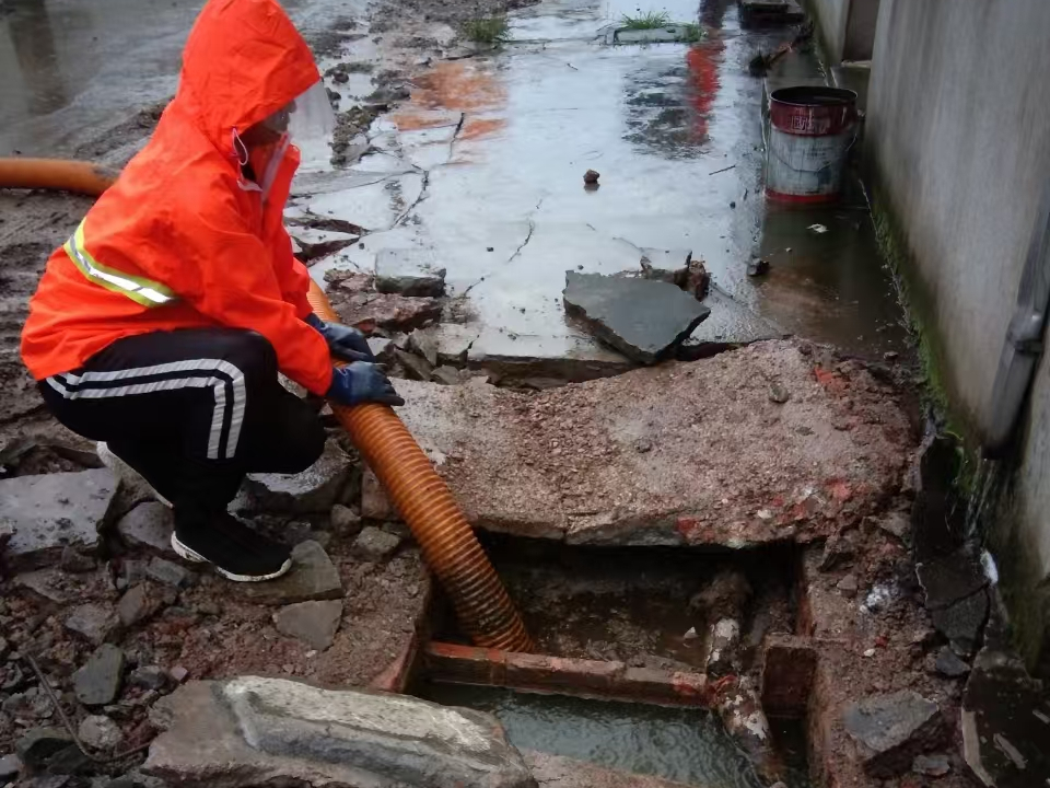 铁门关专业清理污水池 炜誉市政以规范流程守护城市 “肠道”