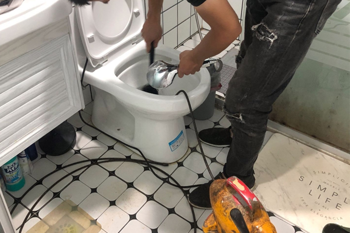 铁门关马桶堵塞自己疏通还是找师傅?专业上门服务让你省时更省心