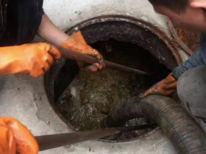 铁门关清理化粪池时如何避免沼气的危害?